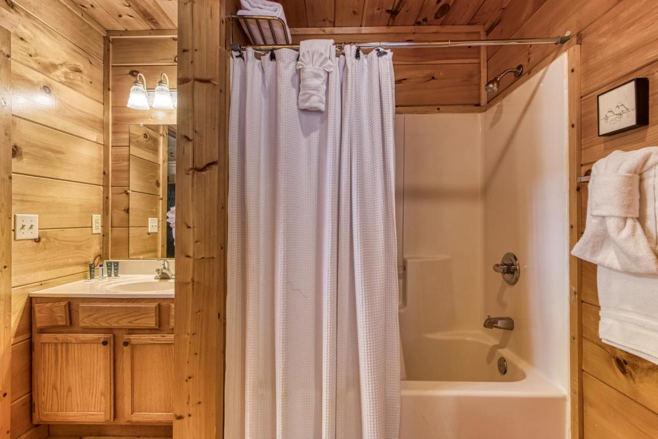 Dog Friendly, Quiet Chalet, Hot Tub, Fireplace Sevierville